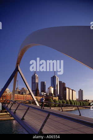 Vue sur l'horizon à partir de la passerelle pour piétons Melbourne Australie Banque D'Images