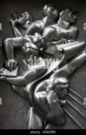 Bas-relief intitulé 'News' sur l'entrée principale à l'Associated Press Building, du Rockefeller Center, New York Banque D'Images