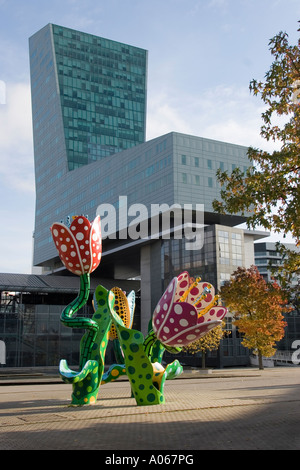 Yayoi Kusama Sculpture à l'extérieur de notre immeuble crédit Lyonaise Lille Banque D'Images