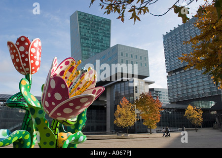 Yayoi Kusama Sculpture à l'extérieur de notre immeuble crédit Lyonaise Lille Banque D'Images