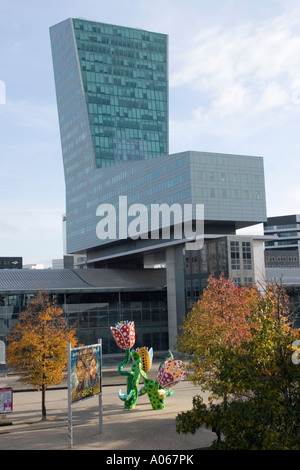 Yayoi Kusama Sculpture à l'extérieur de notre immeuble crédit Lyonaise Lille Banque D'Images