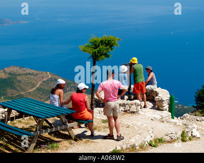 Les touristes sur le mont Pantokrator Banque D'Images