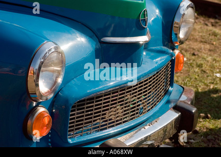 Gros plan avant d'une voiture Varsovie polonaise bleue vintage avec calandre chromée et phares ronds en Pologne. Banque D'Images