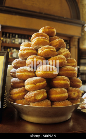 Coin café Imperial Na Porici et Zlatnicka Nove Mesto bol de donuts Prague Banque D'Images