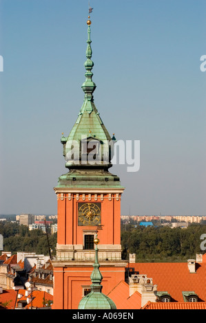 Tour de l'horloge du château royal de Varsovie dans la vieille ville de l'UNESCO, Varsovie, Pologne. Architecture historique avec flèche verte et cadran d'horloge doré sous ciel clair. Banque D'Images
