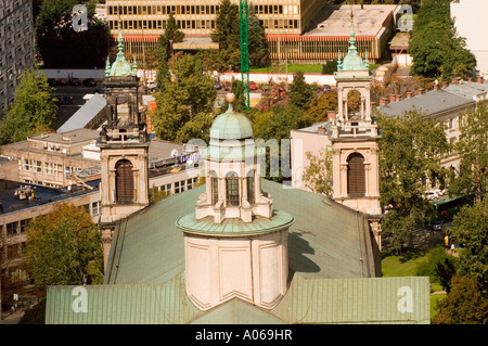 Vue en grand angle de l'église de tous les Saints sur le marché de Grzynowski depuis le Palais de la culture et de la Science, Varsovie, Pologne. Architecture historique et vue sur la ville. Banque D'Images