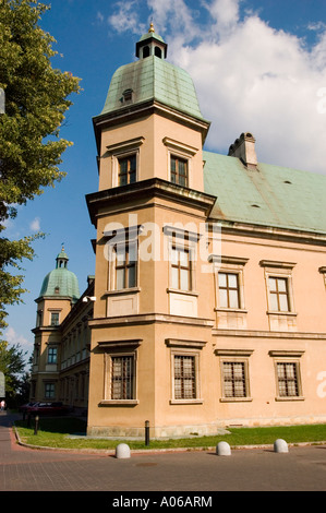 Château Ujazdowski Varsovie, une résidence royale historique avec des toits en cuivre vert et des murs en pierre bronzée sous un ciel bleu en Pologne. Banque D'Images