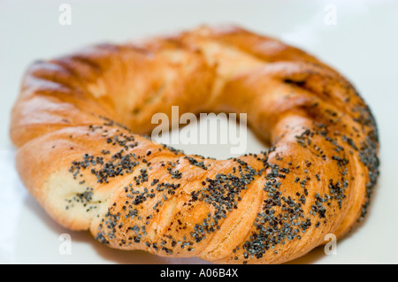 Rouleau traditionnel de bretzel polonais Bajgel aux graines de pavot, une spécialité populaire de Cracovie, Pologne. Banque D'Images
