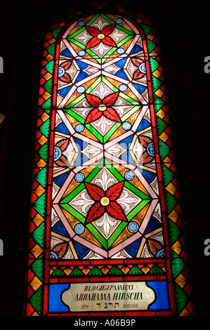 Vitraux Menorah du Temple juif ou Synagogue Tempel à Kazimierz, Cracovie, Pologne. Fenêtre religieuse complexe géométrique et florale Banque D'Images