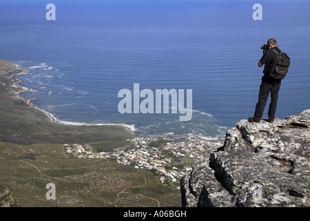 Homme debout sur le bord de la falaise et la prise de photo Banque D'Images
