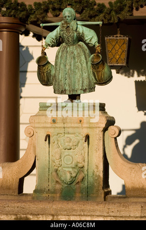 Statue de Bamberka, monument d'une femme avec deux cruches à eau ou à vin, située sur la place du Vieux marché à Poznan, en Pologne. Banque D'Images