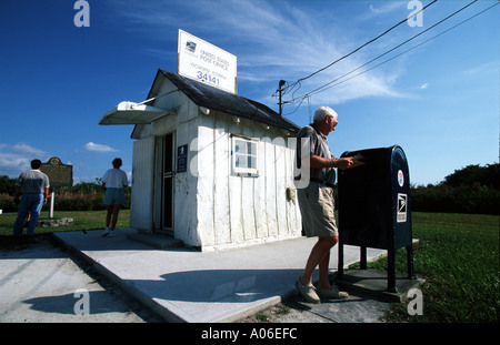 Envoi d'une lettre de l'United States plus petit bureau de poste de Ochopee FL USA Banque D'Images