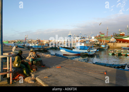 Les pêcheurs du port d'Essaouira Maroc sat sur quai Banque D'Images