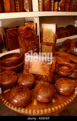 Maroc Essaouira tourné bols en bois de thuya et boîtes cadres Banque D'Images