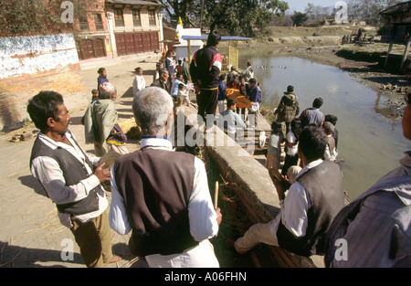 Le Népal Bhaktapur la crémation de travail à Hanuman Ghat sur la rivière Hanumante pose le corps Banque D'Images