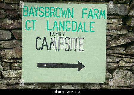 Camping signe en Baysbrown et ferme Lingmoor, vallée de Langdale, Lake district, UK Banque D'Images
