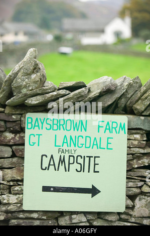 Camping signe en Baysbrown et ferme Lingmoor, vallée de Langdale, Lake district, UK Banque D'Images