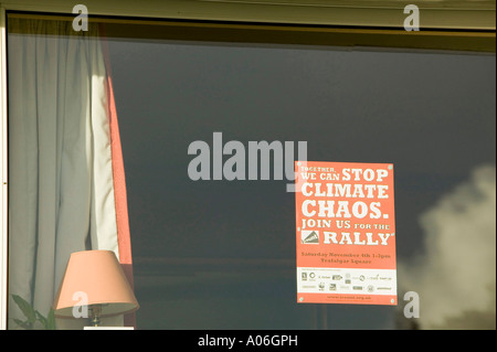 Chef de la publicité d'un changement climatique rassemblement à leur fenêtre, Ambleside, Cumbria, Royaume-Uni Banque D'Images