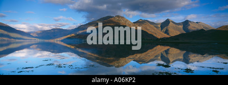 Les cinq sœurs de Kintail reflète dans Loch Duich nr Shiel Bridge Wester Ross Western Highlands Scotland UK Banque D'Images