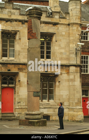 La lecture de l'homme plaque sur la colonne romaine à Minster Yard, York Banque D'Images