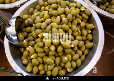 Olives vertes ingrédients frais entier salé préparé mariné entier transformé en peluche huile Méditerranée partie snack-ensemble Banque D'Images