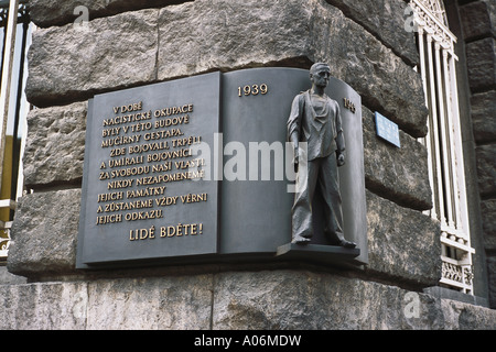 Plaque commémorant communiste rénové lutte contre l'Occupation nazie Prague Banque D'Images