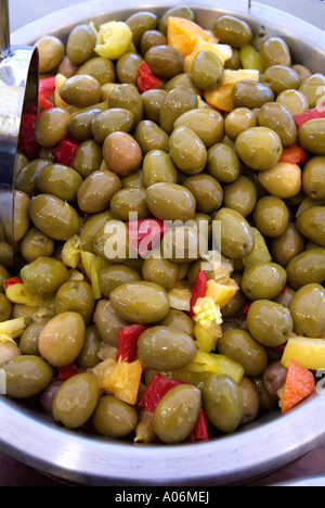 Olives vertes ingrédients frais entier salé préparé mariné entier transformé en peluche huile Méditerranée partie snack-ensemble Banque D'Images