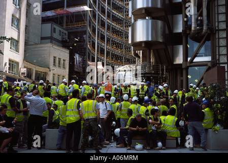 Les travailleurs de la construction se rassemblent pour Lime Street Londres d'alarme incendie Banque D'Images