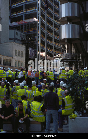 Les travailleurs de la construction se rassemblent pour Lime Street Londres d'alarme incendie Banque D'Images