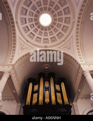 Dome et orgue de l'intérieur de l'église St Stephen Walbrook Londres Banque D'Images