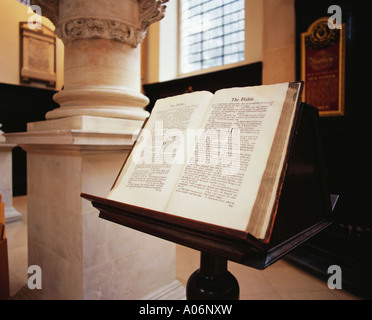 Bible ouverte au Psaumes à St Stephen's Church Walbrook Londres Banque D'Images