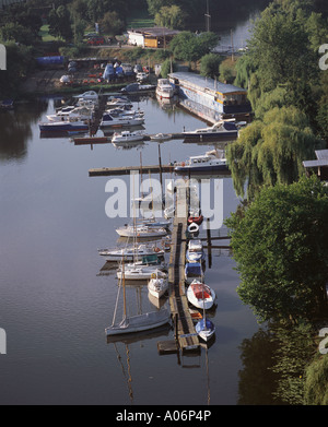 Yachts amarrés au Yacht Club tchèque sur la Vltava Prague en été Banque D'Images