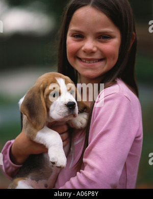 9 ans, fille détient beagle puppy dog neuf Banque D'Images