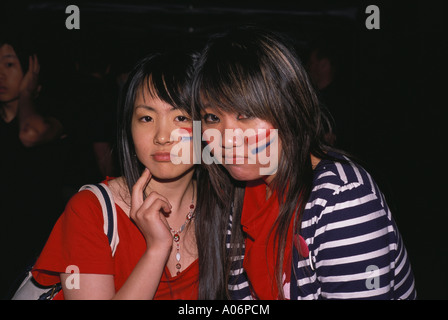 Déçu les fans de football coréen femelle à New Malden Surrey après leur équipe est éliminée de la Coupe du Monde 2006 Banque D'Images