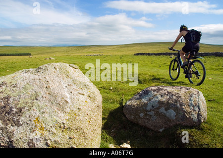 Vélo de montagne femelle sur Crosby Ravensworth est tombé en Cumbria Fells Cap Sud avec le sur l'horizon Banque D'Images