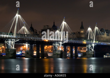 Hungerford Bridge at night à partir de la Tamise de l'estran. Londres, Angleterre Banque D'Images