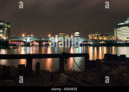 Southwark Bridge et Thames estran la nuit, Londres, Angleterre Banque D'Images