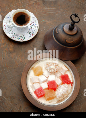 Une tasse de café turc et un bol de loukoum Loukoum Sultanahmet Istanbul Turquie Banque D'Images