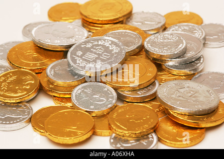 L'argent et l'or d'aluminium recouvert de chocolat blanc et lait pièces nouveauté sous dans un tas de bonbons bonbons enfants traite de confiserie Banque D'Images