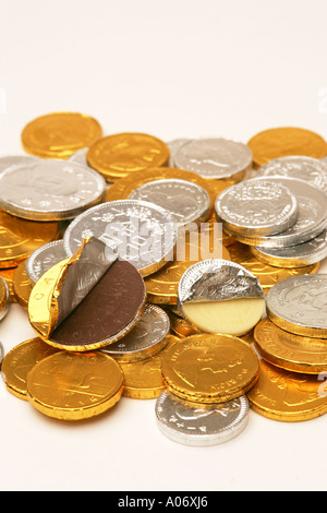 L'argent et l'or d'aluminium recouvert de chocolat blanc et lait pièces nouveauté sous dans un tas de bonbons bonbons enfants traite de confiserie Banque D'Images