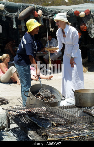 La cuisson des fruits de mer dans un restaurant de plage Langebaan sur la côte ouest au nord de Cape Town Afrique du Sud RSA Banque D'Images