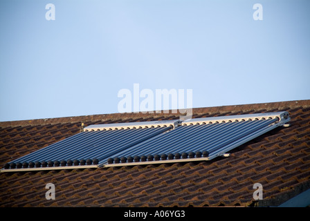 L'énergie solaire, l'énergie, la lumière du soleil, soleil, sous tension, l'énergie, les combustibles, carburants, combustibles, toit, monté, chaleur, eau chaude, eau, capillaires, d'action, de la physique, Banque D'Images