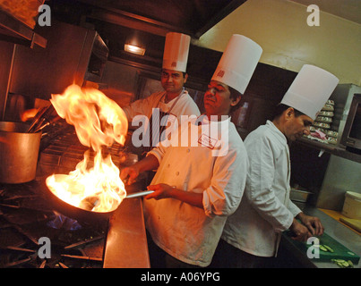 Photographie d'auteur par Howard Barlow RESTAURANT DILLI Altrincham Cheshire personnel de cuisine Banque D'Images