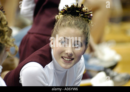 meneur de 12 ans avec maquillage et uniforme à l'état championnats en uniforme en attente de se produire Banque D'Images