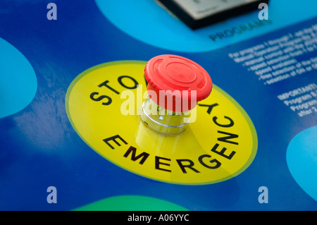 Bouton d'arrêt sur le trajet à la foire en cas d'urgence est en train de courir avec des justes goeurs et il est dangereux de continuer - dans un bouton panique Banque D'Images