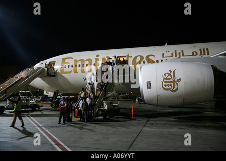 Unis avion avec passagers débarqués dans la nuit à l'aéroport international de Dubaï unired arabes unis Moyen-Orient Banque D'Images