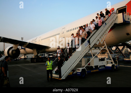 Unis avion avec passagers débarqués à l'aéroport international de Dubaï unired arabes unis Moyen-Orient Banque D'Images