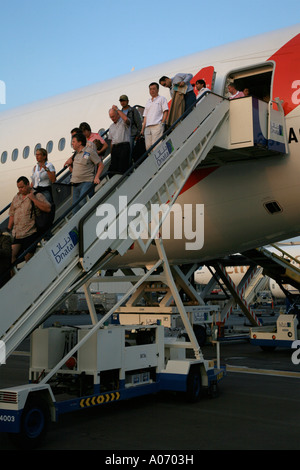 Unis avion avec passagers débarqués à l'aéroport international de Dubaï unired arabes unis Moyen-Orient Banque D'Images