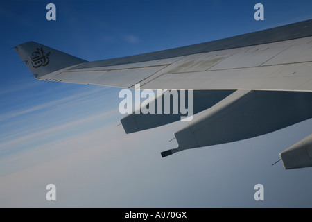 Vue depuis la fenêtre de l'avion de la terre ci-dessous dans le Moyen-Orient sur un avion Emirates Banque D'Images