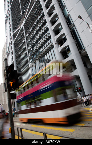 Capture d graphique déménagement brouillée passant le tramway de hong Kong et Shanghai Bank de hong kong central district fareast Asie Banque D'Images